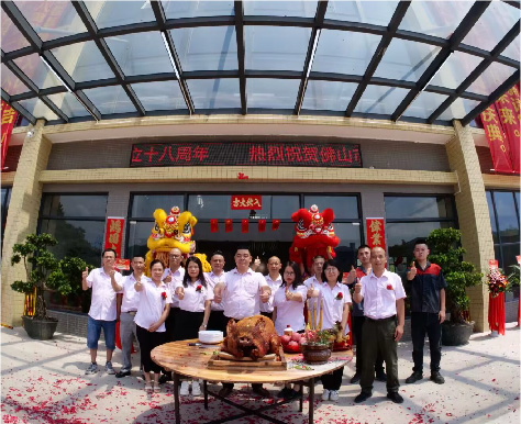 Đội ngũ Zhengyi trước khu văn phòng nhà máy