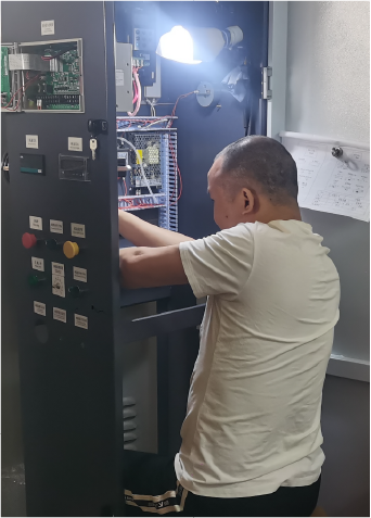Kỹ thuật viên kiểm tra bảng điều khiển máy
